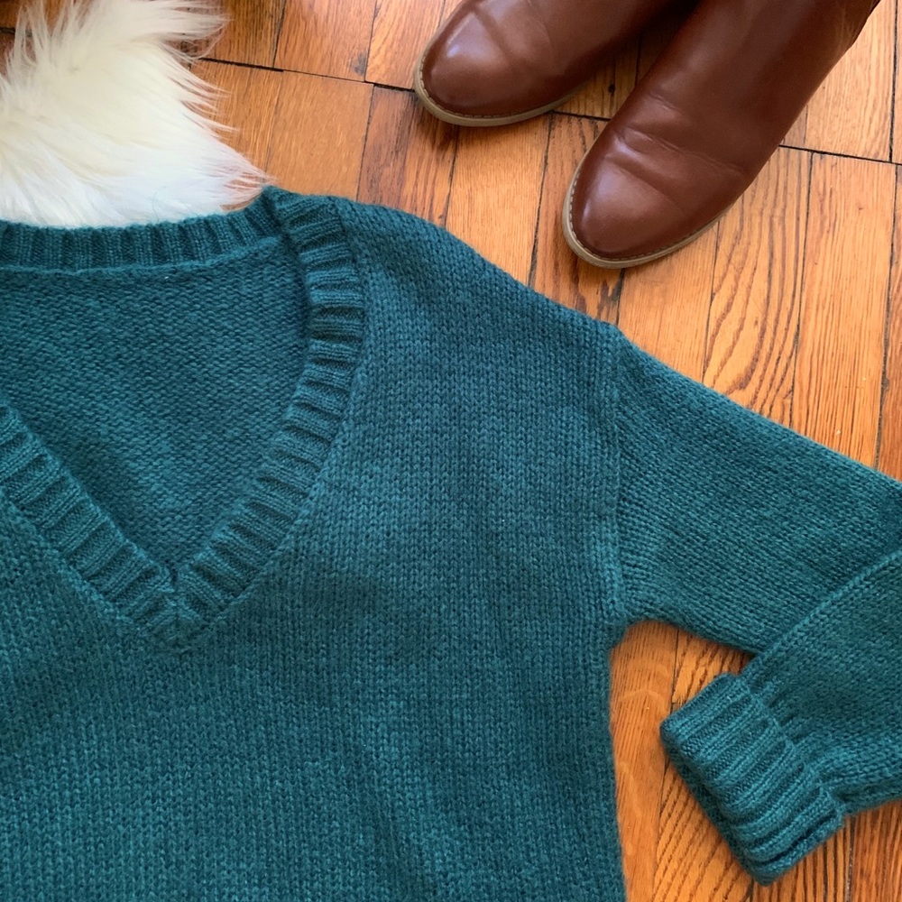 Teal chunky v-neck sweater 💚💙